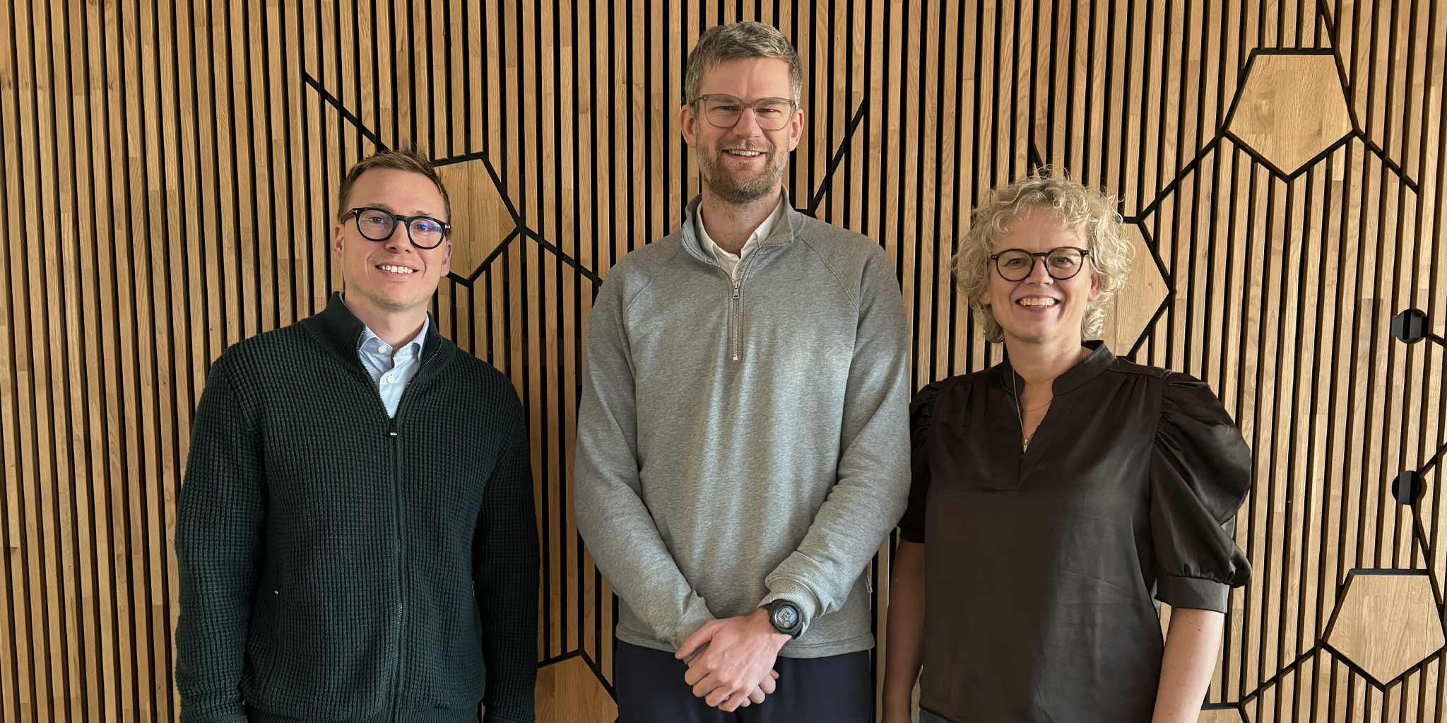 Enhetsleder Ole Kristian Aars flankert av prosjektmedarbeider Jonas Kinge og prosjektleder Eline Aas ved avdeling for helseledelse og helse&oslash;konomi 