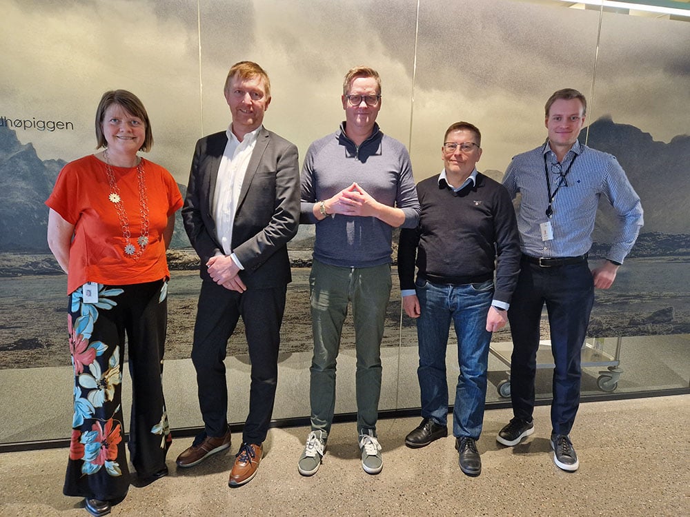 Fra venstre: Helga Festøy fra DMP, Per Olav Skjesol fra Helse Midt-Norge RHF, Dag Jordbru fra DMP, Kjell-Sverre Jerijærvi fra Helse Sør-Øst RHF og Simen Ulvestad fra Netcompany.